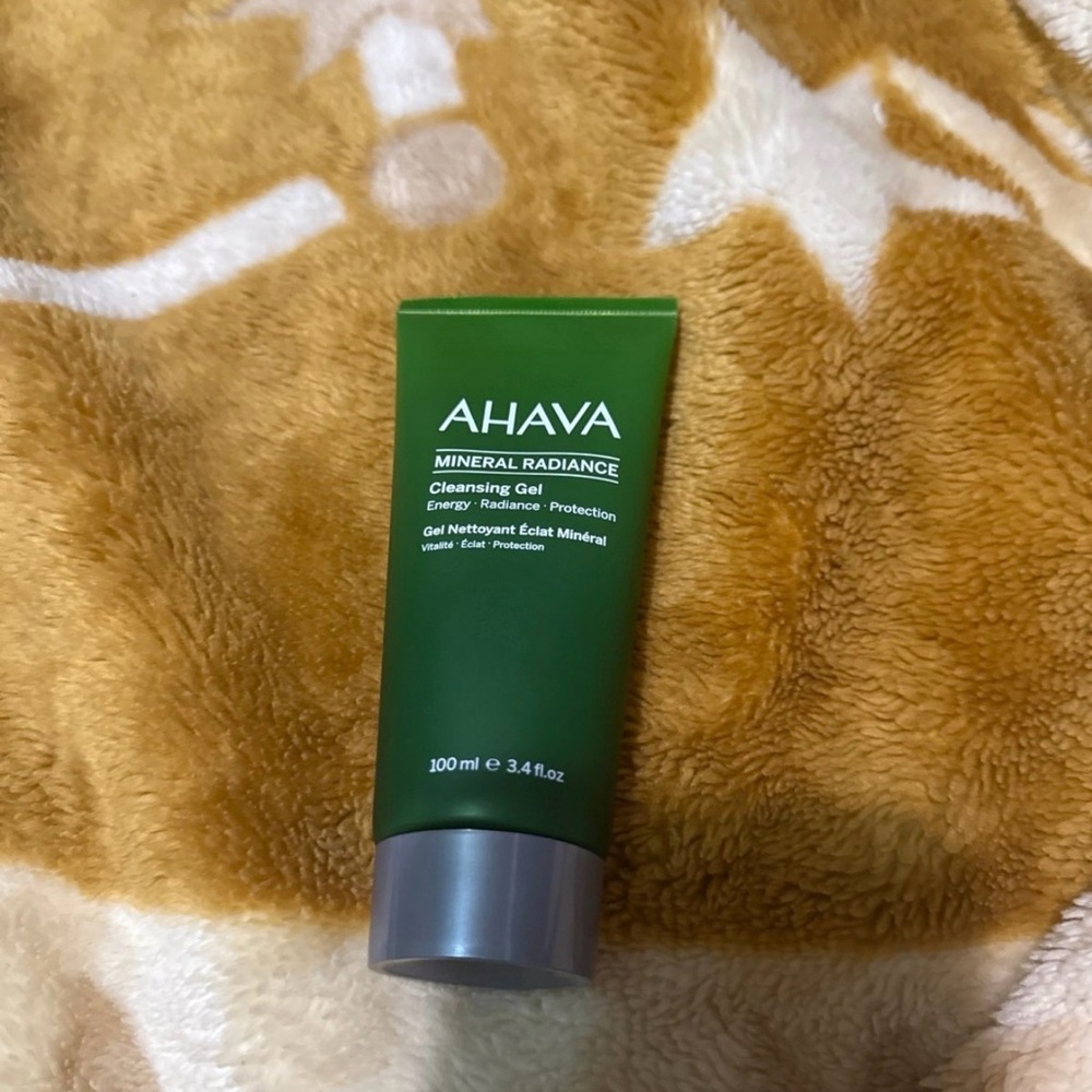 AHAVA Mineral Radiance Cleansing Gel - Green and Gray